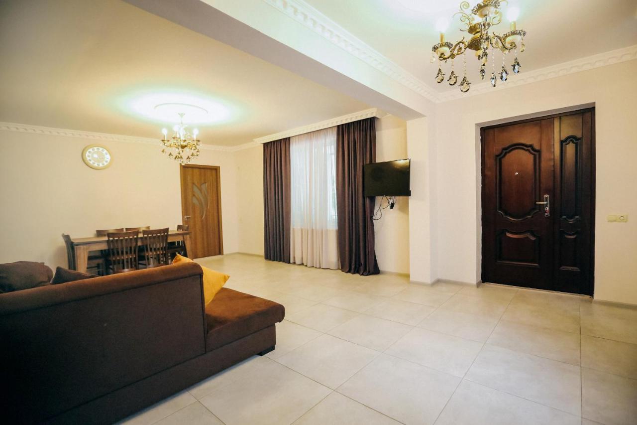 Bebo Babu Guest House Koetaisi Buitenkant foto